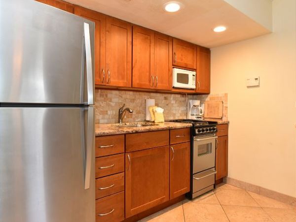 Kahana Ocean Front Studio Beach Access & Beach View Sleeps 3