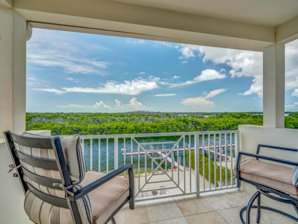 Luxury Waterfront Vacation Home with Pool Sleeps 14 Guests