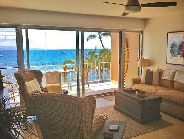 Great Value One Bedroom Oceanfront Condo in Lahaina Sleeps 4