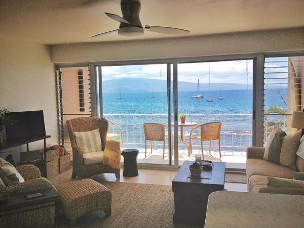 Great Value One Bedroom Oceanfront Condo in Lahaina Sleeps 4