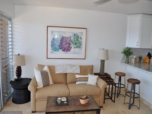 Great Value One Bedroom Oceanfront Condo in Lahaina Sleeps 4