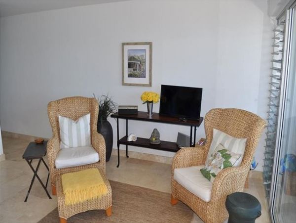 Great Value One Bedroom Oceanfront Condo in Lahaina Sleeps 4
