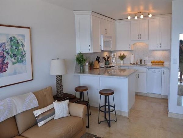Great Value One Bedroom Oceanfront Condo in Lahaina Sleeps 4