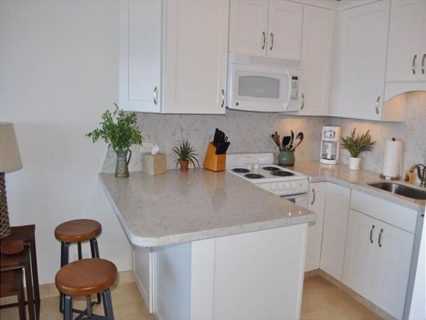 Great Value One Bedroom Oceanfront Condo in Lahaina Sleeps 4