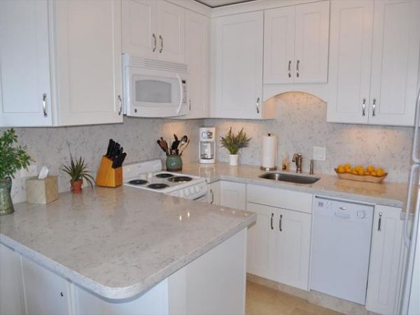 Great Value One Bedroom Oceanfront Condo in Lahaina Sleeps 4