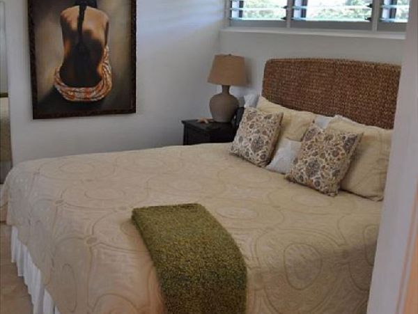 Great Value One Bedroom Oceanfront Condo in Lahaina Sleeps 4