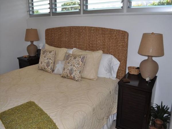 Great Value One Bedroom Oceanfront Condo in Lahaina Sleeps 4