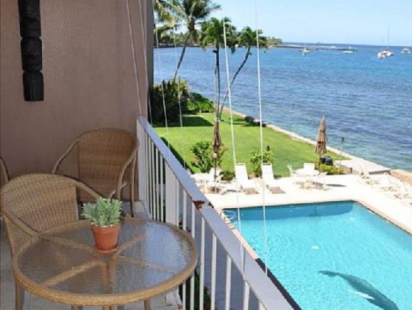 Great Value One Bedroom Oceanfront Condo in Lahaina Sleeps 4