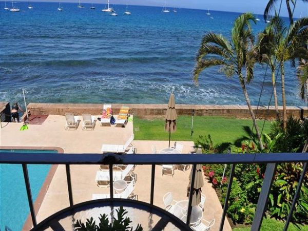 Great Value One Bedroom Oceanfront Condo in Lahaina Sleeps 4