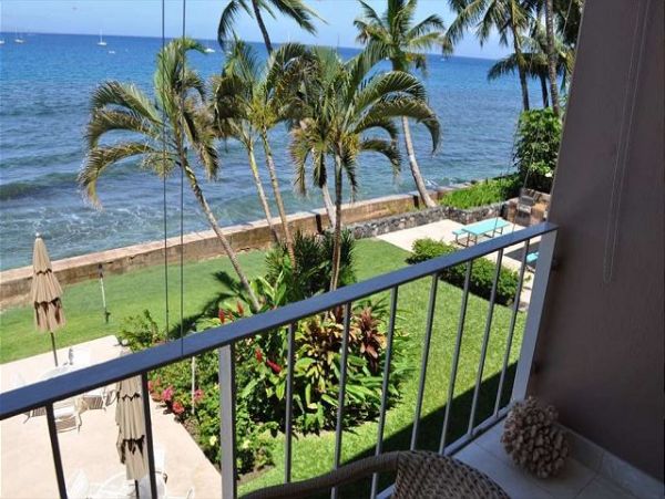 Great Value One Bedroom Oceanfront Condo in Lahaina Sleeps 4