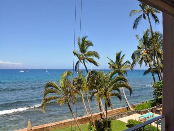 Great Value One Bedroom Oceanfront Condo in Lahaina Sleeps 4