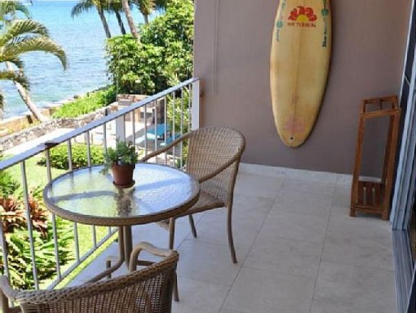 Great Value One Bedroom Oceanfront Condo in Lahaina Sleeps 4