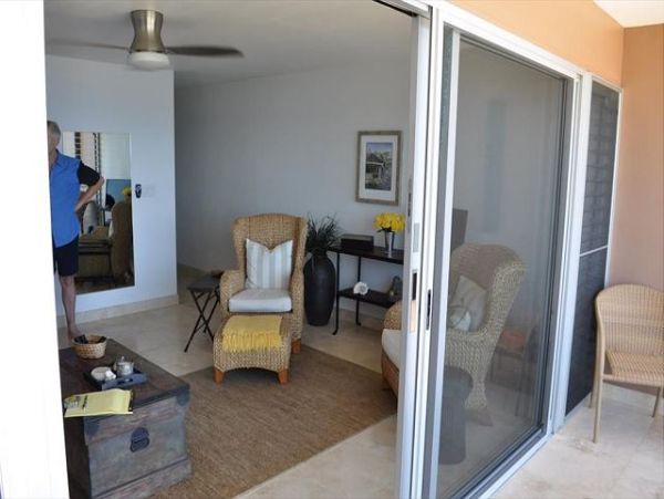 Great Value One Bedroom Oceanfront Condo in Lahaina Sleeps 4