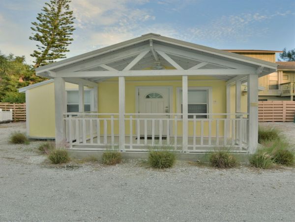 Charming Siesta Key Cottage Across From Beach