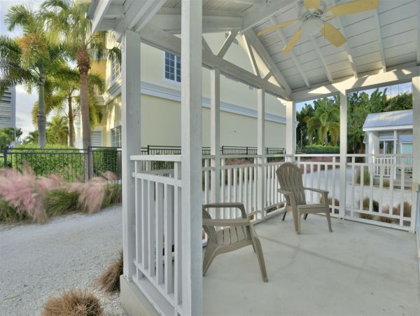 Charming Siesta Key Cottage Across From Beach