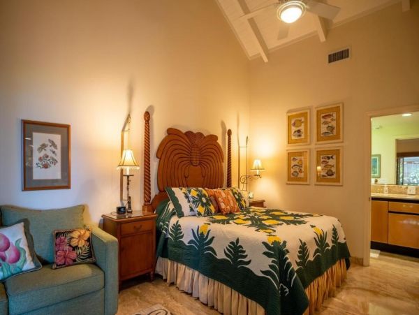 Luxury Beachfront Three Bedroom Vacation Home in Lahaina