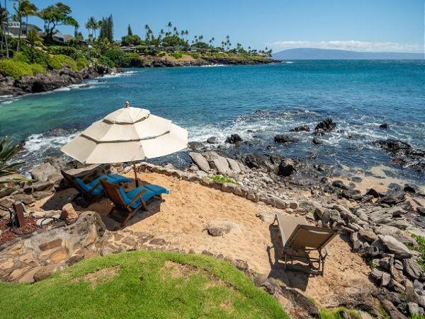 Luxury Beachfront Three Bedroom Vacation Home in Lahaina