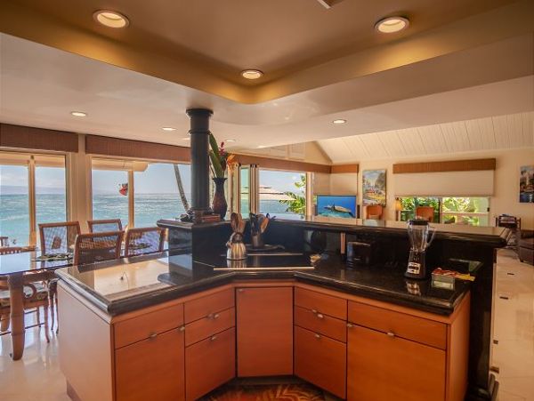 Luxury Beachfront Three Bedroom Vacation Home in Lahaina
