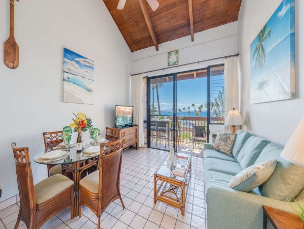Top Floor 2 Bedroom Condo in South Kihei Ocean View