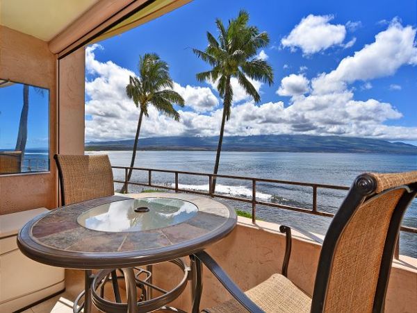 Charming Ocean Front Condo in Maui