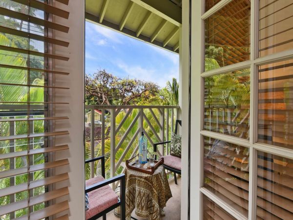 Lahaina Lovely Two Bedroom Home Pool Walk to Dining & Beach