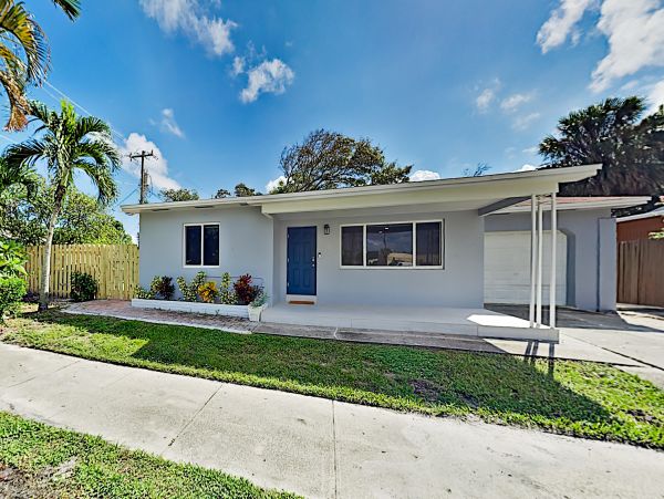 Modern Palm Beach Three Bedroom Home Near the Beach