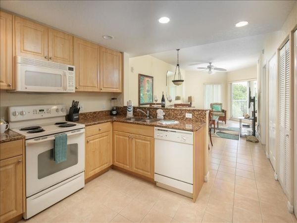 Beachside Vacation Condo Pool NEW ARRIVAL