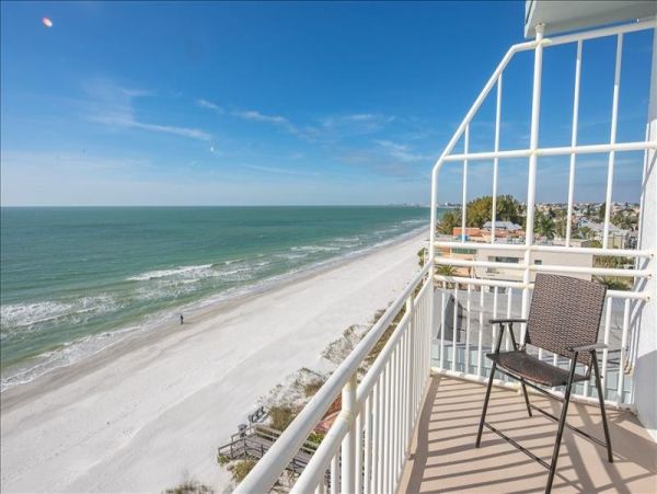 Two-Story Condo with 2 Bedrooms in Treasure Island