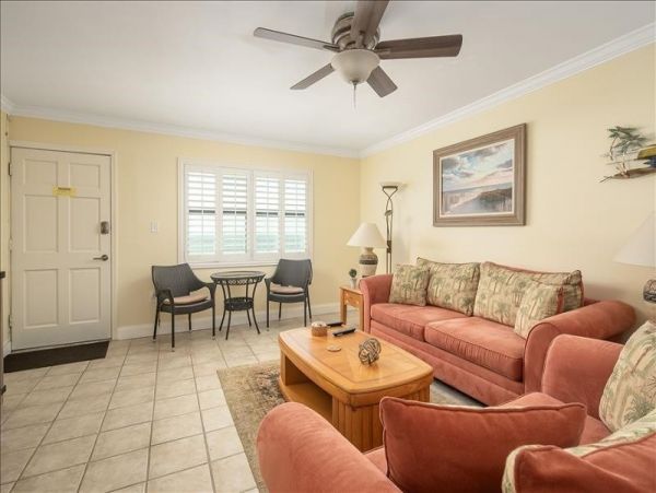 Two-Story Condo with 2 Bedrooms in Treasure Island