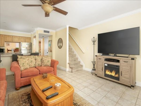 Two-Story Condo with 2 Bedrooms in Treasure Island