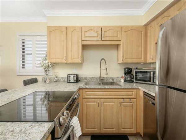 Two-Story Condo with 2 Bedrooms in Treasure Island