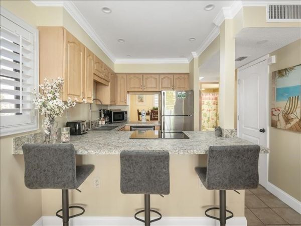 Two-Story Condo with 2 Bedrooms in Treasure Island