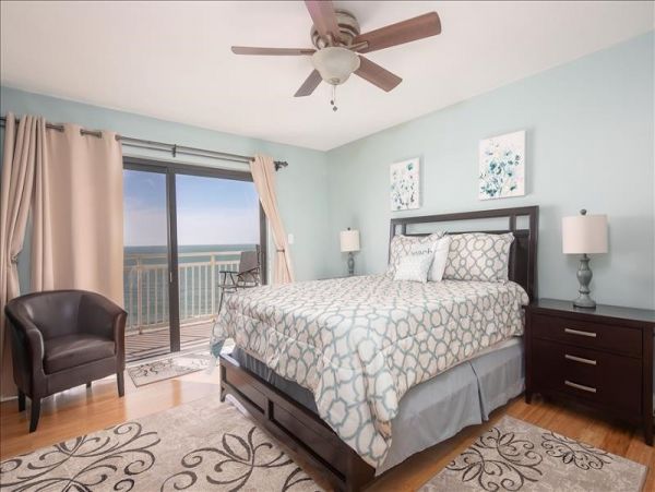 Two-Story Condo with 2 Bedrooms in Treasure Island