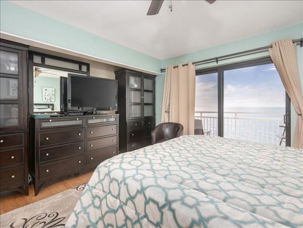 Two-Story Condo with 2 Bedrooms in Treasure Island