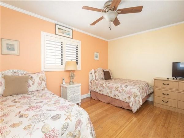 Two-Story Condo with 2 Bedrooms in Treasure Island