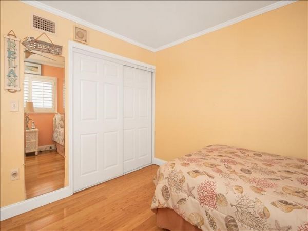 Two-Story Condo with 2 Bedrooms in Treasure Island