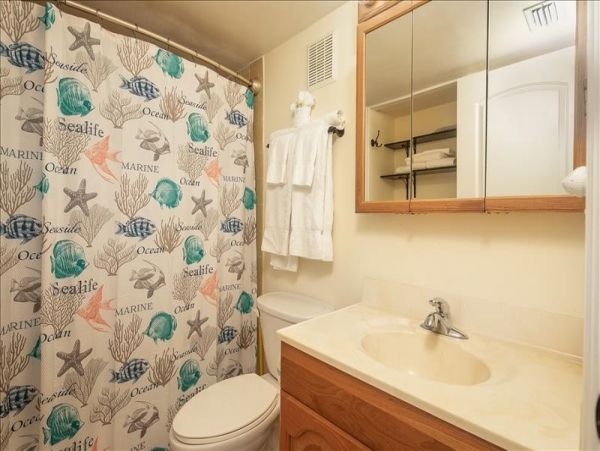 Two-Story Condo with 2 Bedrooms in Treasure Island