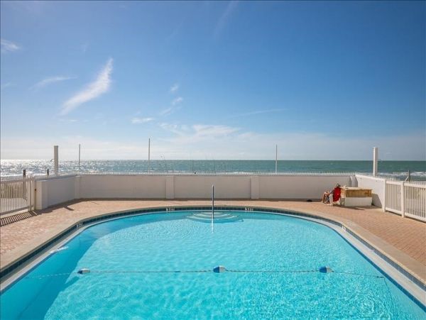 Two-Story Condo with 2 Bedrooms in Treasure Island