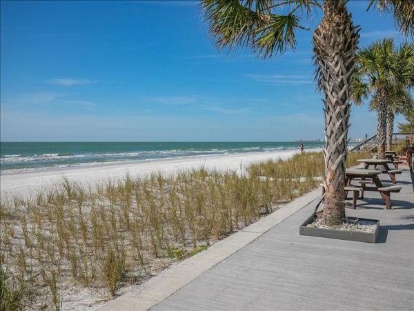Two-Story Condo with 2 Bedrooms in Treasure Island