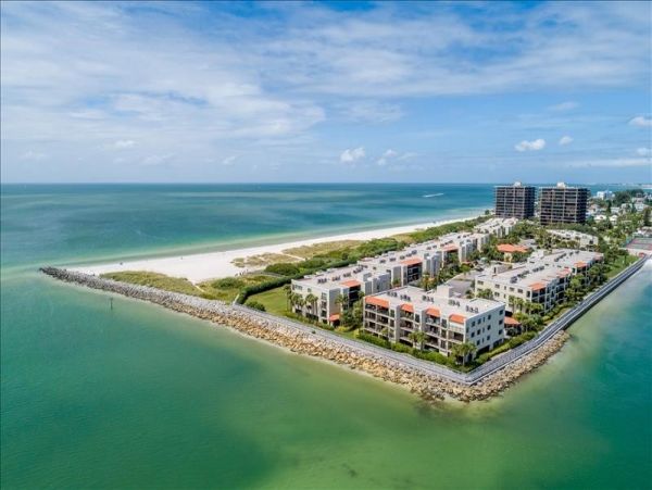 Quiet Luxury Complex at the Southern end of Sunset Beach