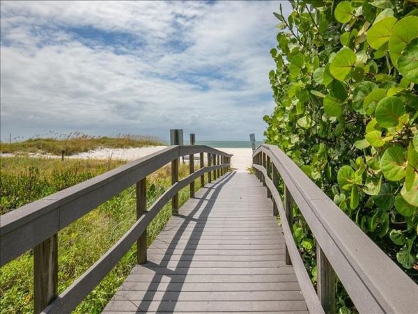 Quiet Luxury Complex at the Southern end of Sunset Beach