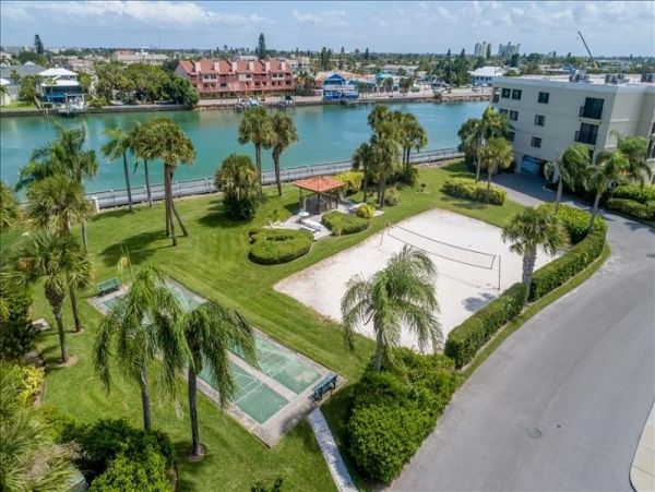 Quiet Luxury Complex at the Southern end of Sunset Beach