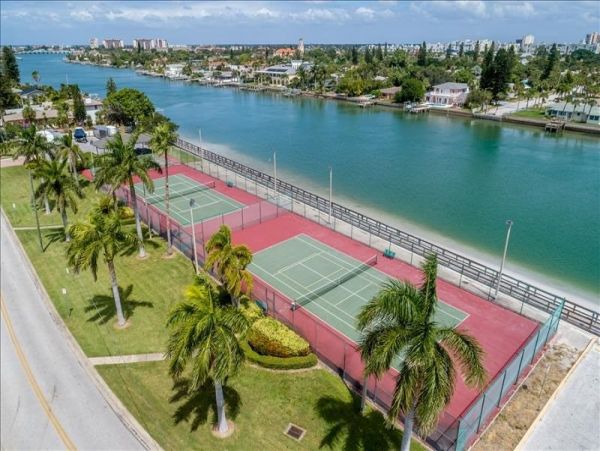 Quiet Luxury Complex at the Southern end of Sunset Beach