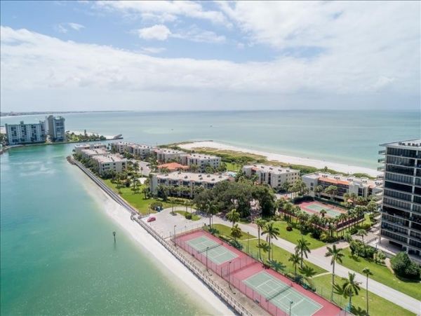 Quiet Luxury Complex at the Southern end of Sunset Beach