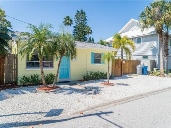 Sunset Beach 2 Bedroom Cottage 2 Blocks to the Beach
