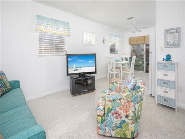Sunset Beach 2 Bedroom Cottage 2 Blocks to the Beach
