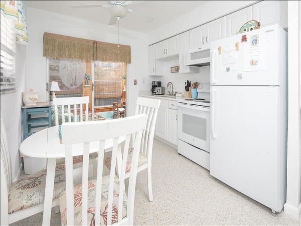 Sunset Beach 2 Bedroom Cottage 2 Blocks to the Beach