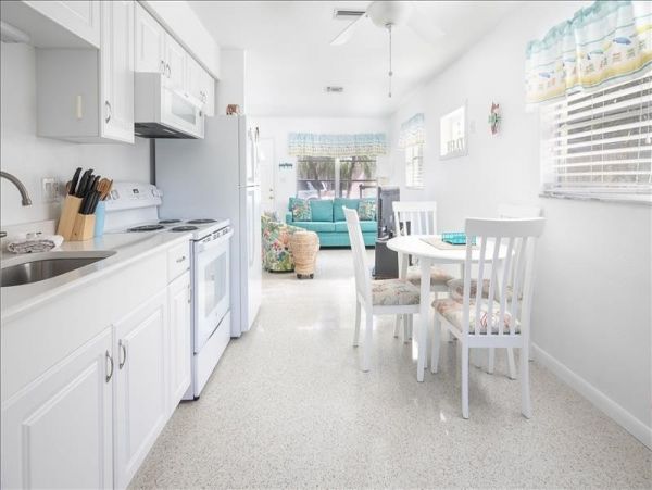 Sunset Beach 2 Bedroom Cottage 2 Blocks to the Beach