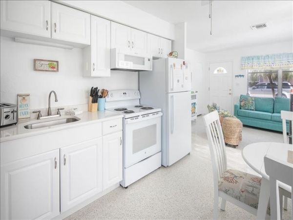 Sunset Beach 2 Bedroom Cottage 2 Blocks to the Beach