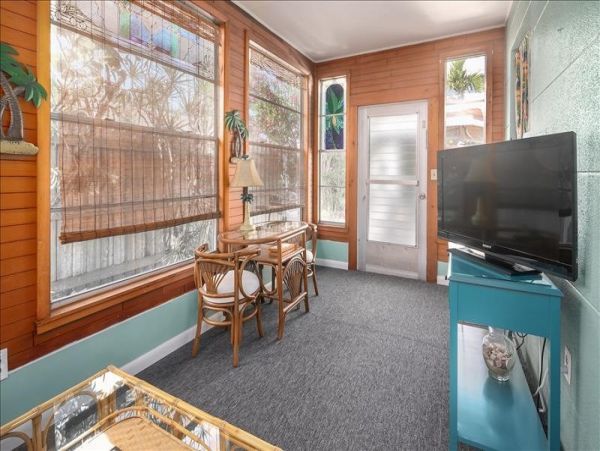 Sunset Beach 2 Bedroom Cottage 2 Blocks to the Beach